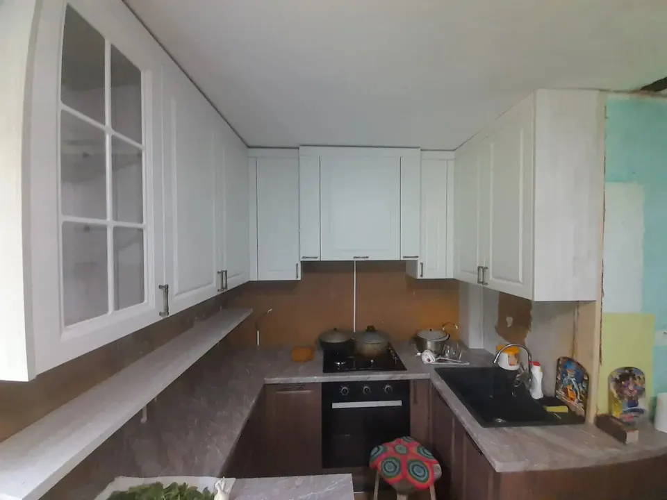 Белая кухня с витринами