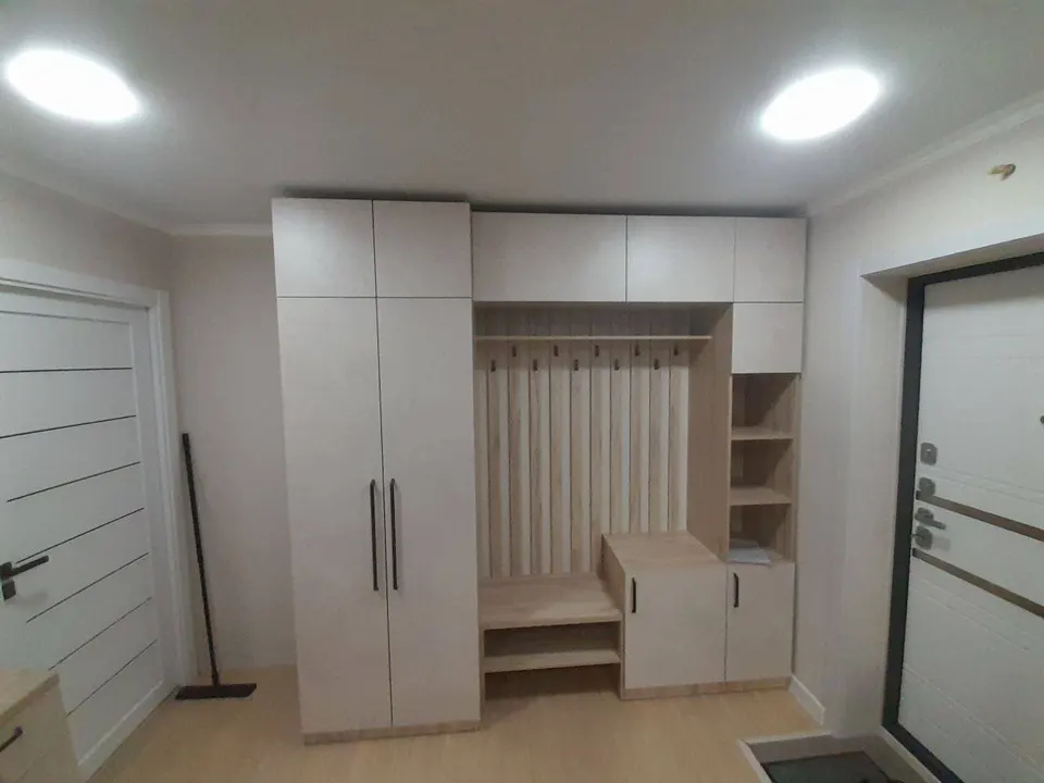 Светлая прихожая со шкафом, открытой вешалкой и обувницей